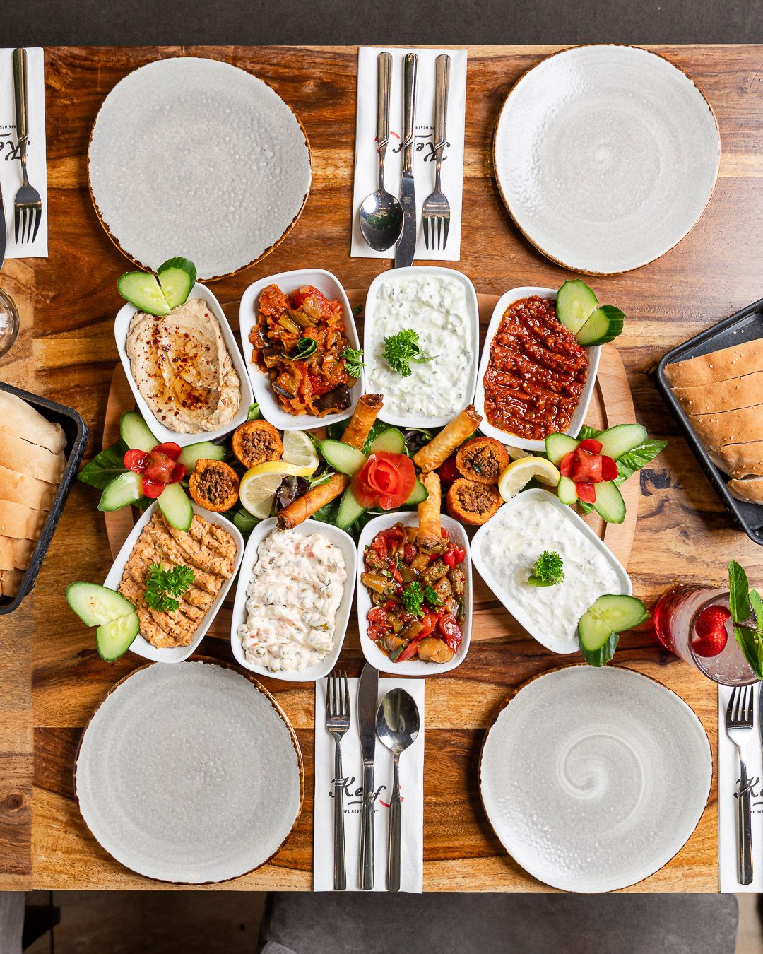 Rijk gedekte ontbijttafel