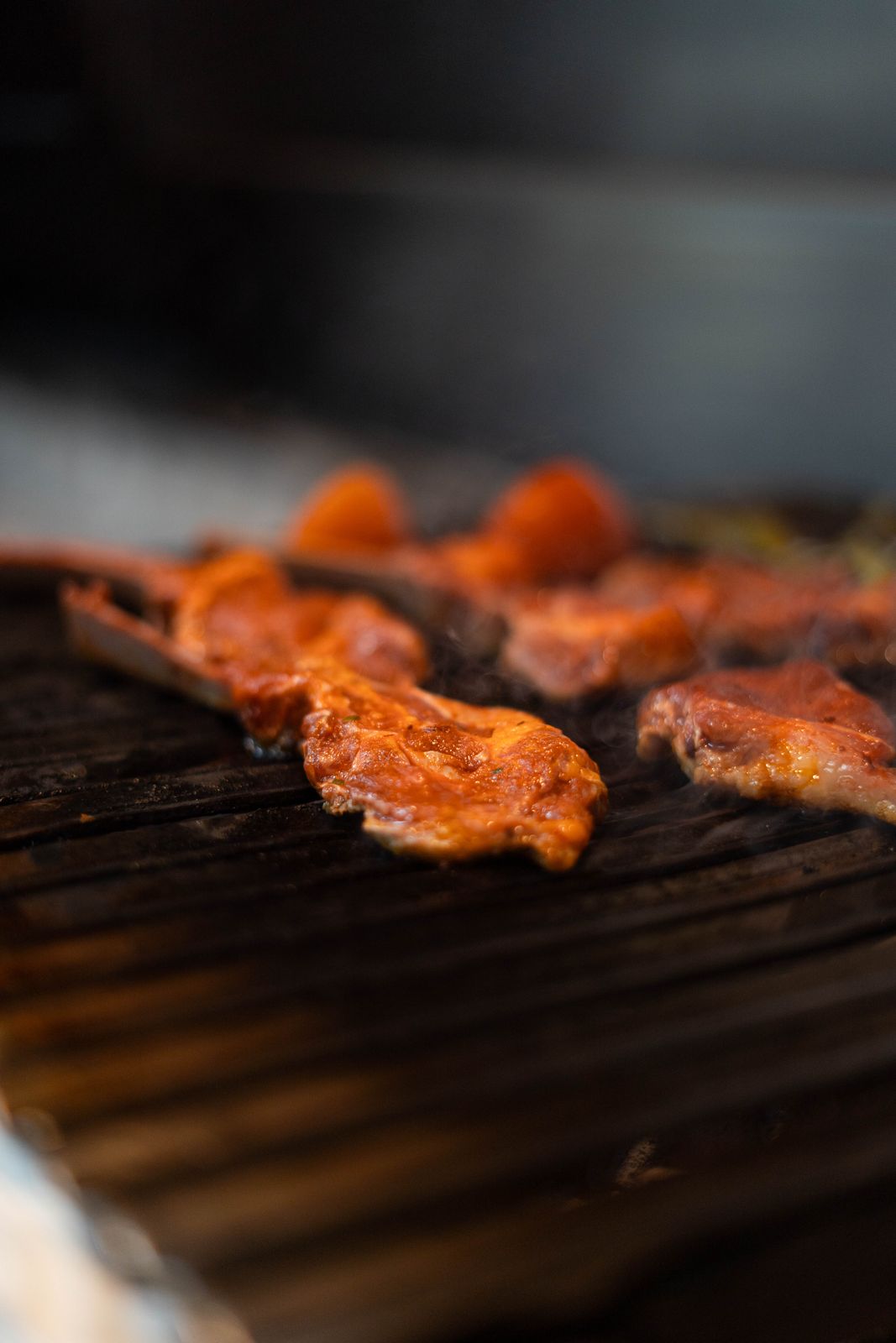 Vlees op de houtskoolgrill