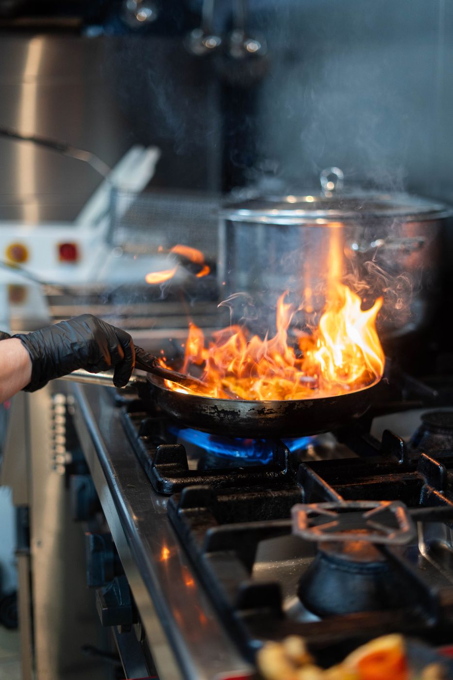Flamberen van een pangerecht