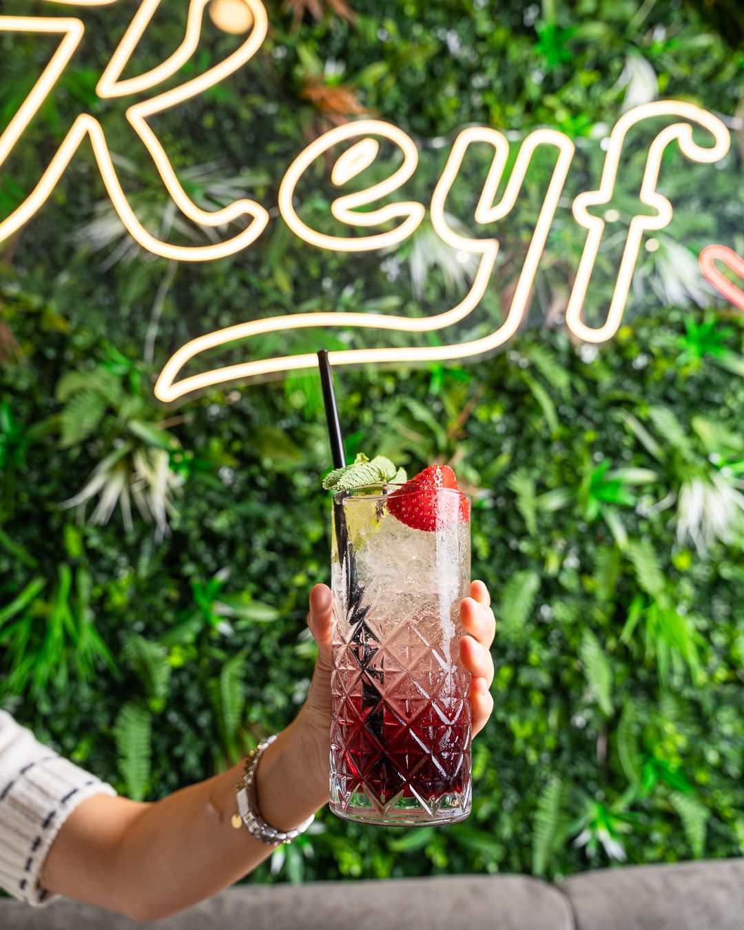 Keyf neon logo aan de groene wand