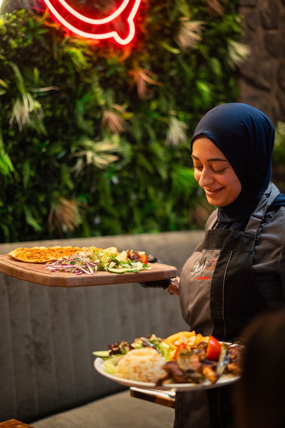 Gasten genieten van het diner
